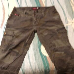 Bubblegum cargo camo capris size 7/8